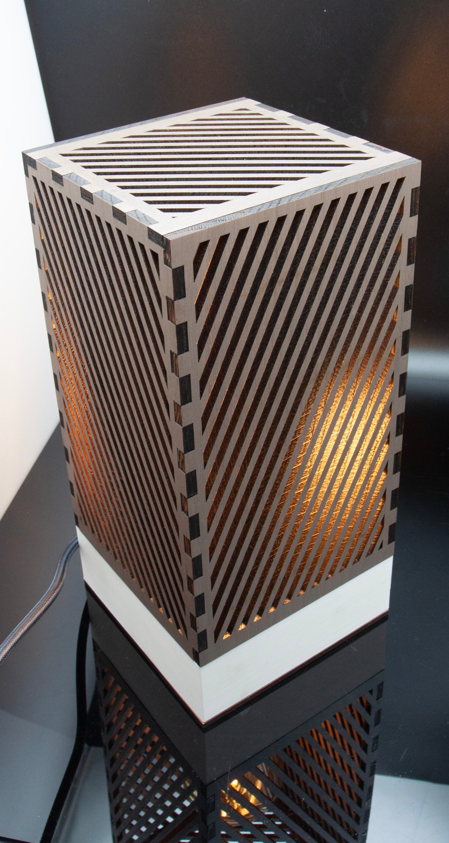 Lampe design artisanale en chêne massif vintage découpé au laser – Série limitée 25 exemplaires