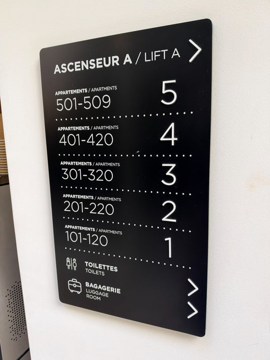 Répertoire d'ascenseur noir avec numéros d'étages et plages d'appartements
