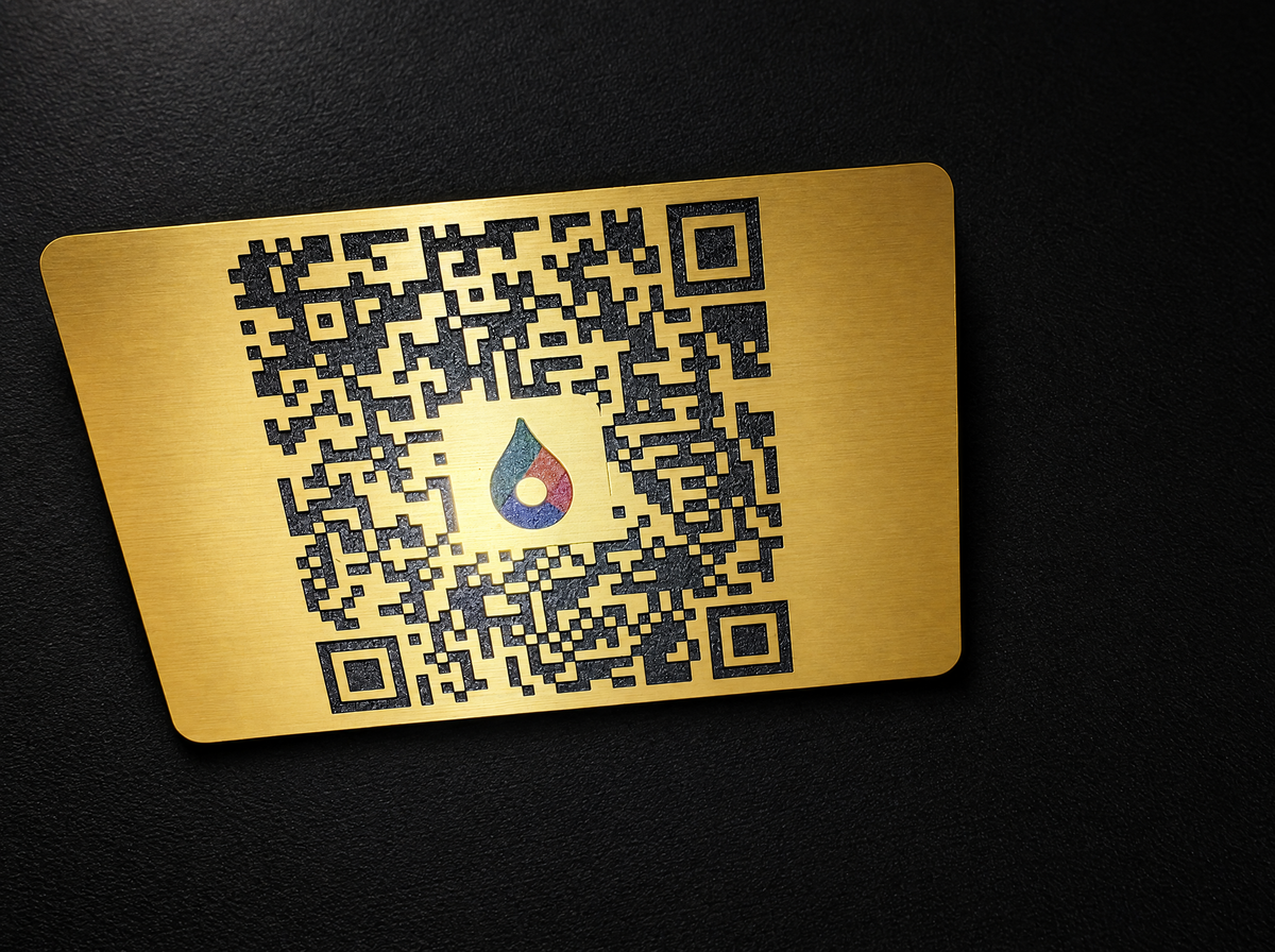 Carte en métal doré brossé avec QR code gravé et logo imprimé en couleur