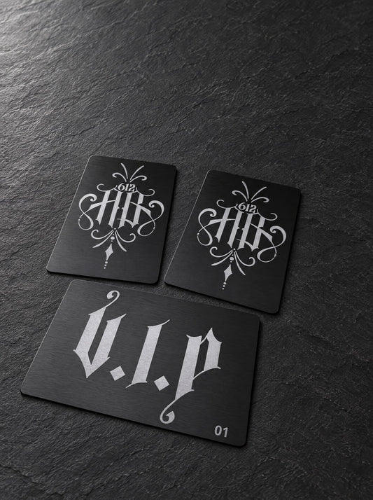 Cartes VIP en aluminium anodisé noir gravées au laser pour un salon de tatouage : logo au recto, « V.I.P » numéro 01 au verso