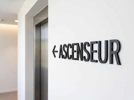 Fléchage ascenseur en lettres découpées laser