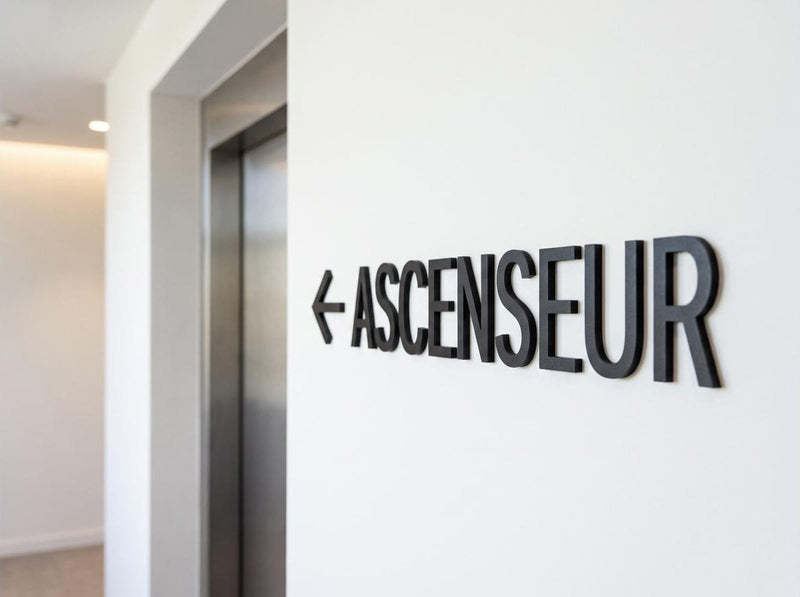 Fléchage ascenseur en lettres découpées laser