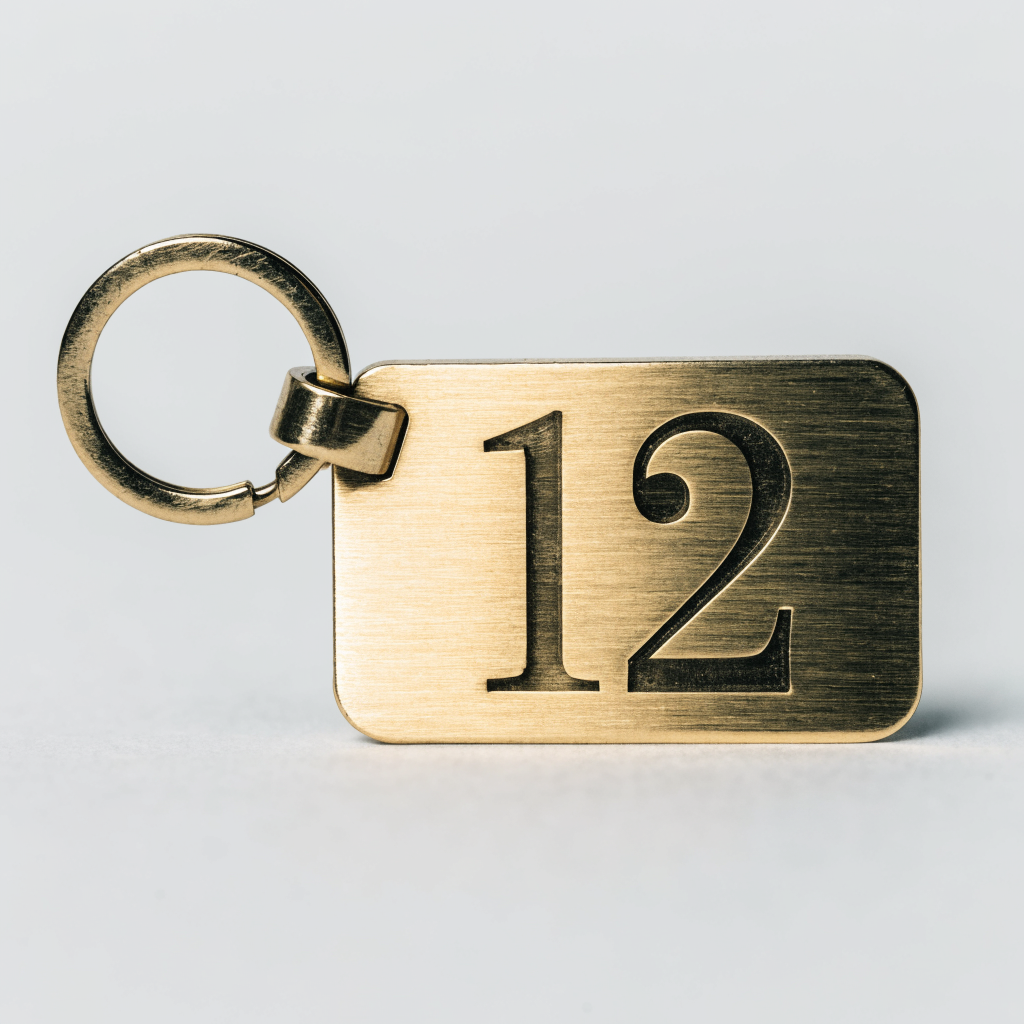 Porte-clés d'hôtel en laiton brossé gravé du numéro 12, avec anneau