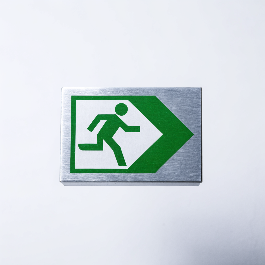 Variante aluminium anodisé : pictogramme d'issue de secours vert et blanc avec flèche directionnelle