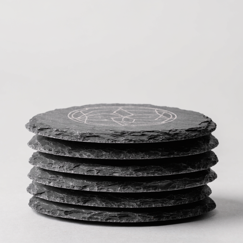 Variante ardoise naturelle : pile de six sous-verres ronds gravés, bords bruts