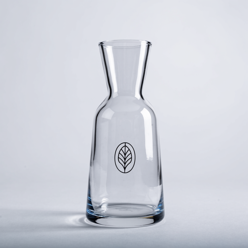Autre application : carafe en verre marquée d'un emblème imprimé sur sa face courbe