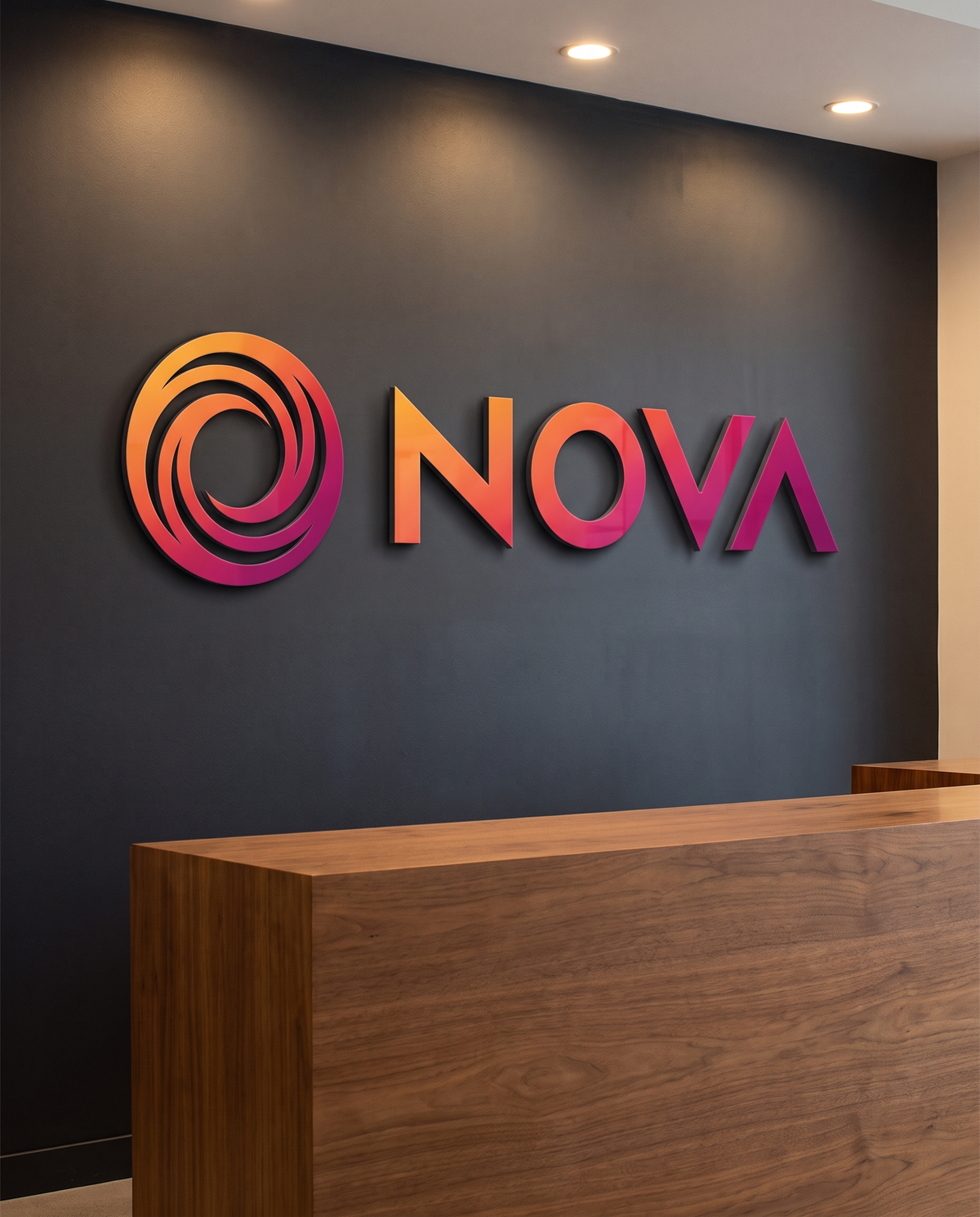 Logo d'accueil en acrylique découpé au laser à la forme, monté en relief sur un mur de réception