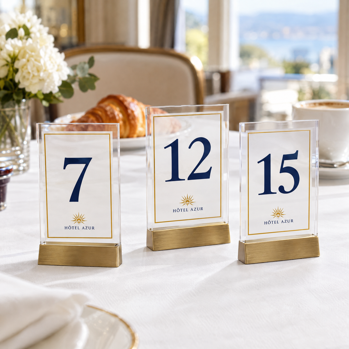 Numéros de table sur chevalets acryliques imprimés en couleur, salle de petit-déjeuner d'hôtel