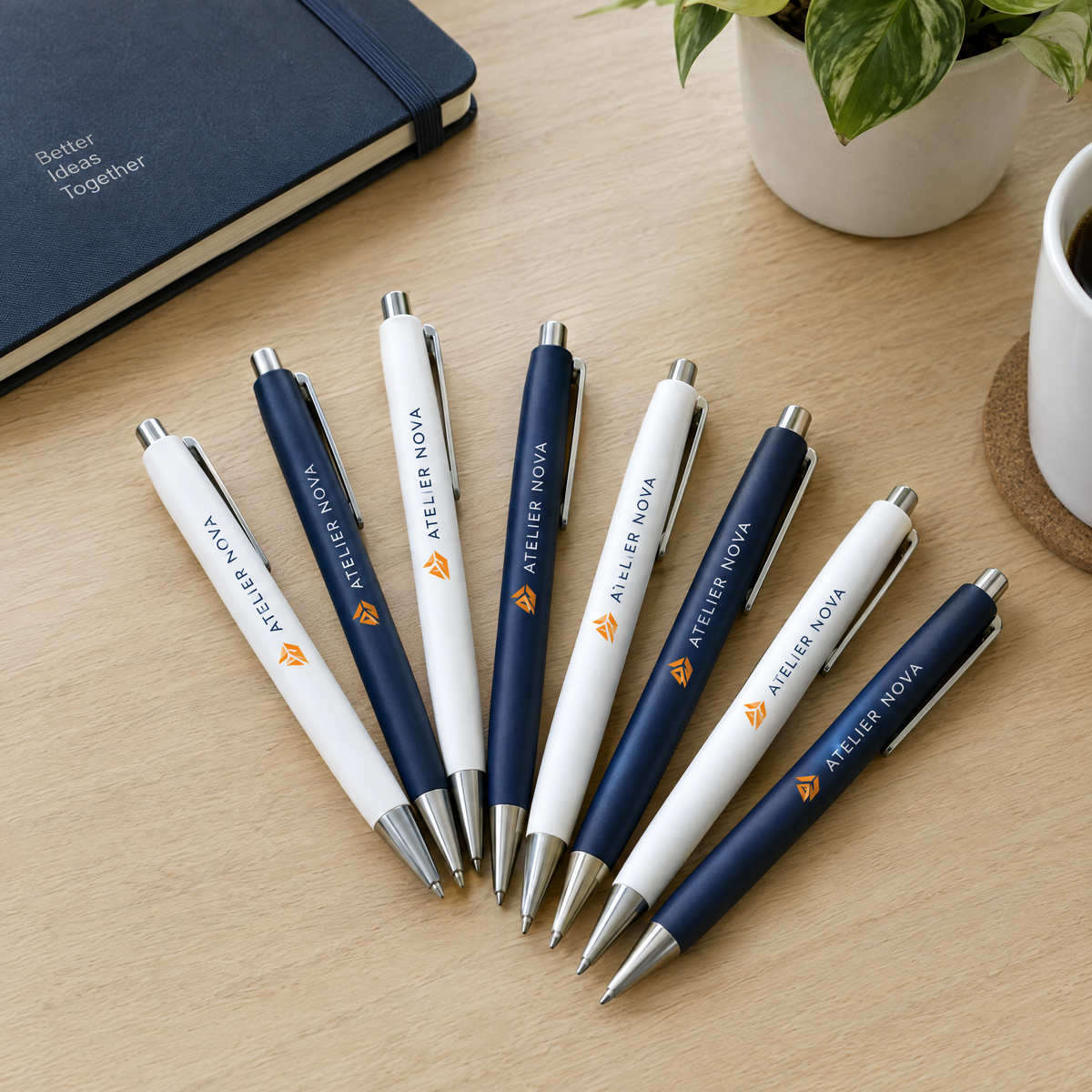 Stylos blancs et bleu marine imprimés avec un logo d'entreprise