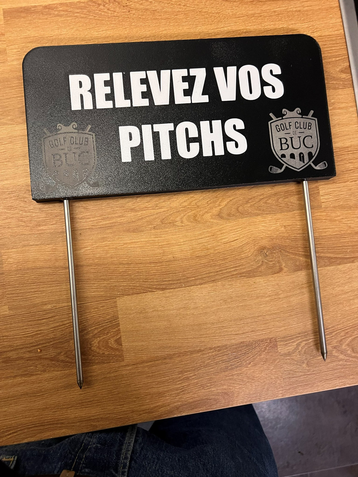 Panneau de golf « Relevez vos pitchs » à l'atelier FuturEdge, avec ses deux piquets inox