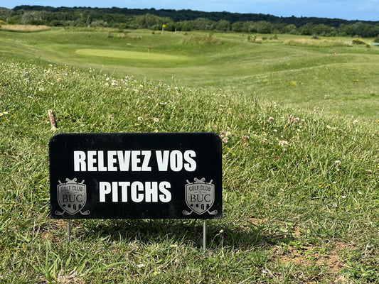 Panneau de parcours « Relevez vos pitchs » gravé au laser, logos du Golf Club de Buc, planté au bord d'un green