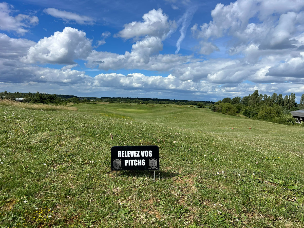 Panneau « Relevez vos pitchs » installé sur le parcours du Golf Club de Buc, vue d'ensemble du trou