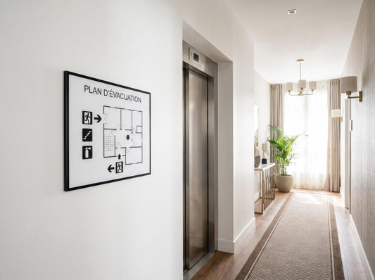 Plan d'évacuation réglementaire encadré pour chambre d'hôtel