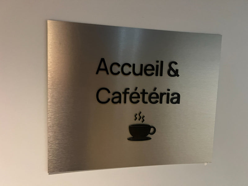 Plaque de porte effet acier brossé « Accueil & Cafétéria » avec lettrage découpé au laser