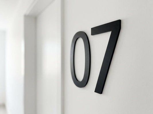 Plaque numéro de chambre en relief, chiffres découpés laser
