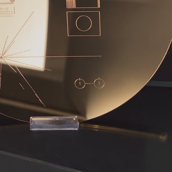Réplique du disque d'or Voyager en plaqué or 24 carats, fini miroir, vue en mouvement
