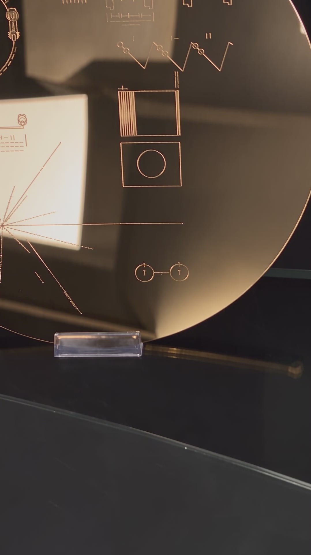 Réplique du disque d'or Voyager en plaqué or 24 carats, fini miroir, vue en mouvement