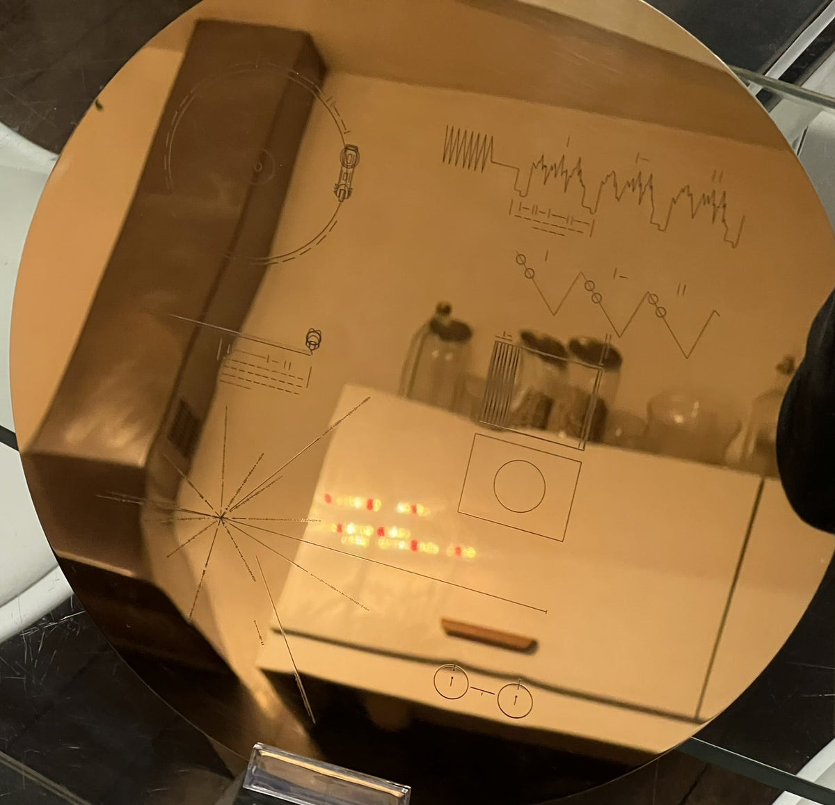 Réplique du disque d'or Voyager en plaqué or 24 carats, photo non retouchée : le fini miroir reflète la pièce